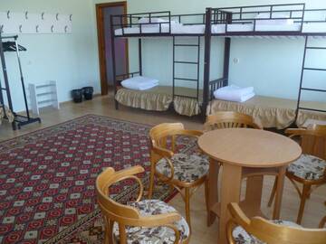 Спальное место на двухъярусной кровати в общем номере для мужчин в  Hostel 85